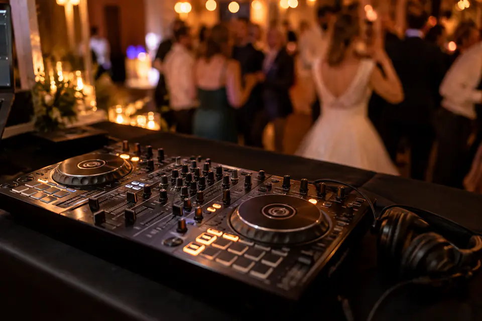 Matériel de DJ pour une soirée de mariage — illustration générée par IA