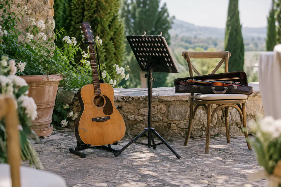 Guitare et violon pour une cérémonie — illustration générée par IA