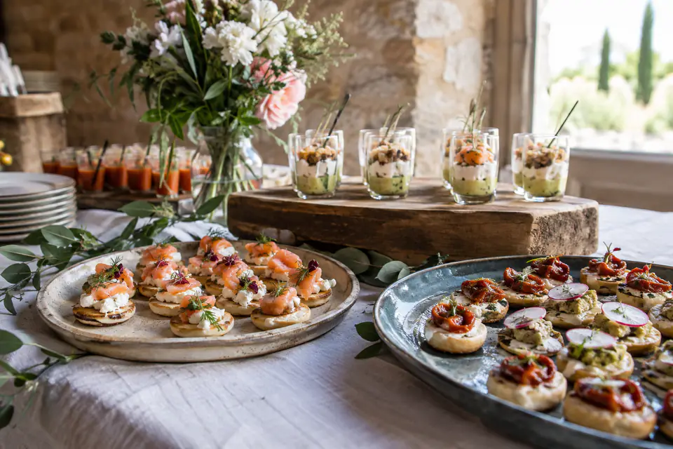 Buffet de bouchées pour un cocktail — illustration générée par IA