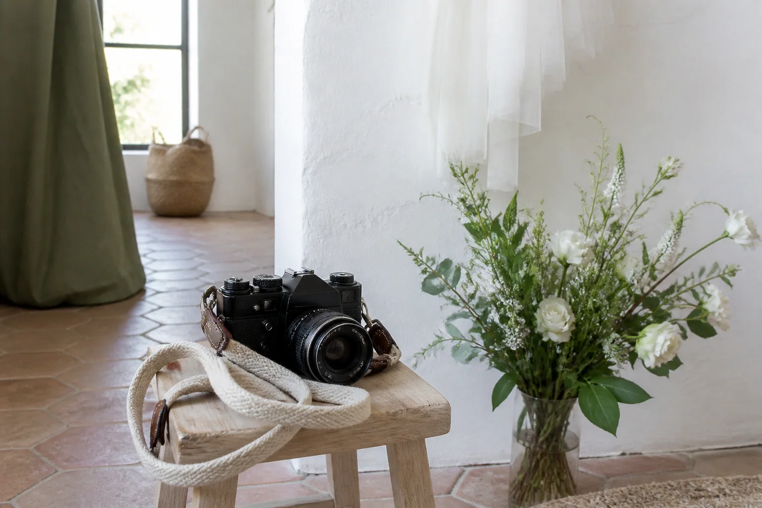 Appareil photo et accessoires de reportage de mariage — illustration générée par IA