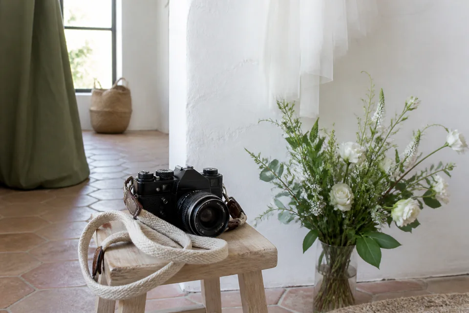 Appareil photo et accessoires de reportage de mariage — illustration générée par IA
