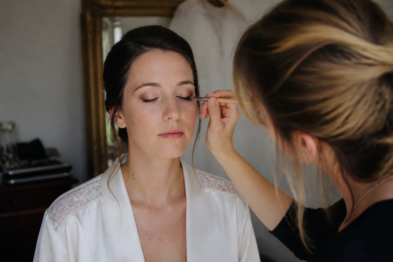 Préparation d’un maquillage de mariage — illustration générée par IA