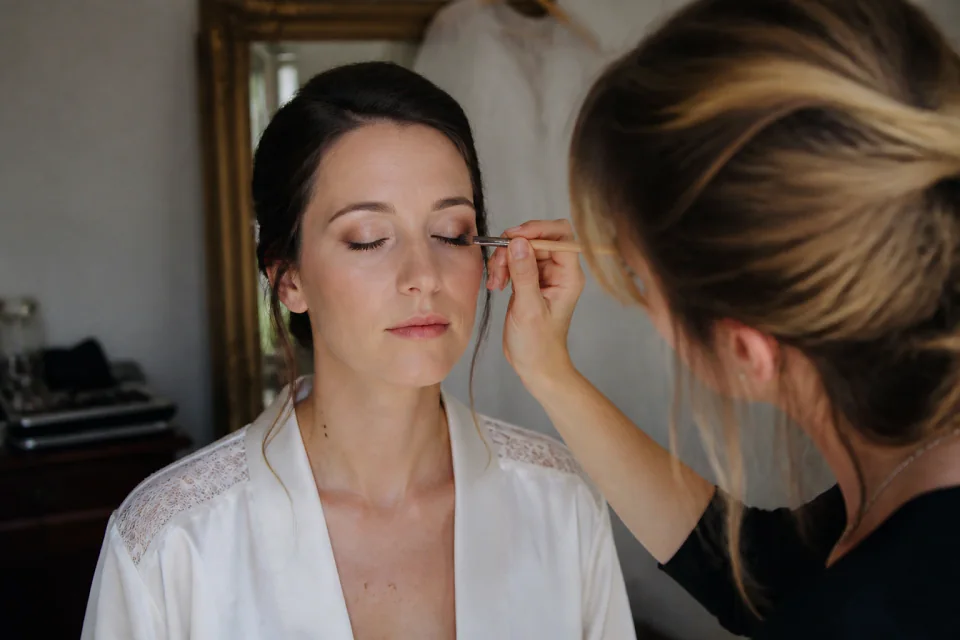 Préparation d’un maquillage de mariage — illustration générée par IA