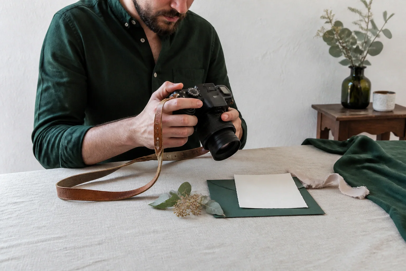 Appareil photo et accessoires de reportage de mariage — illustration générée par IA