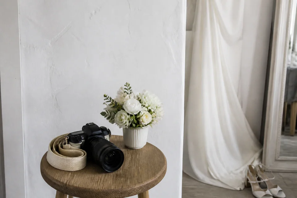 Appareil photo et accessoires de reportage de mariage — illustration générée par IA