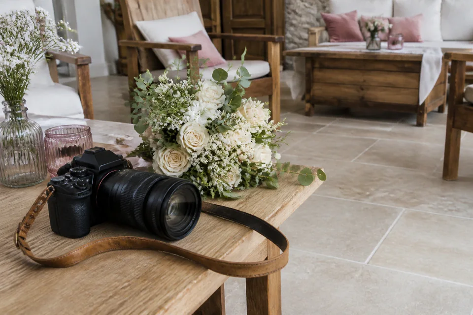 Appareil photo et accessoires de reportage de mariage — illustration générée par IA