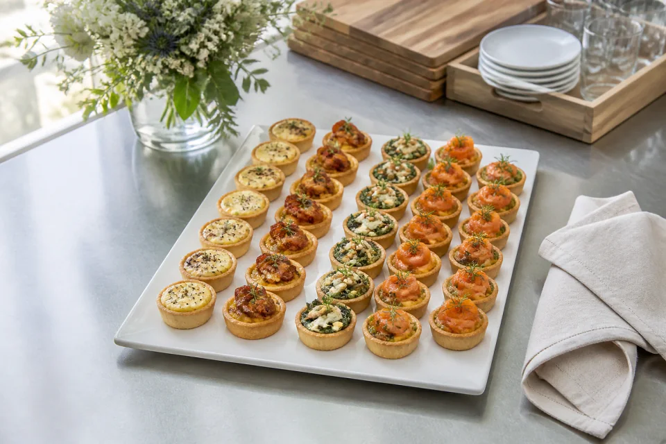 Préparations salées pour un cocktail de mariage — illustration générée par IA