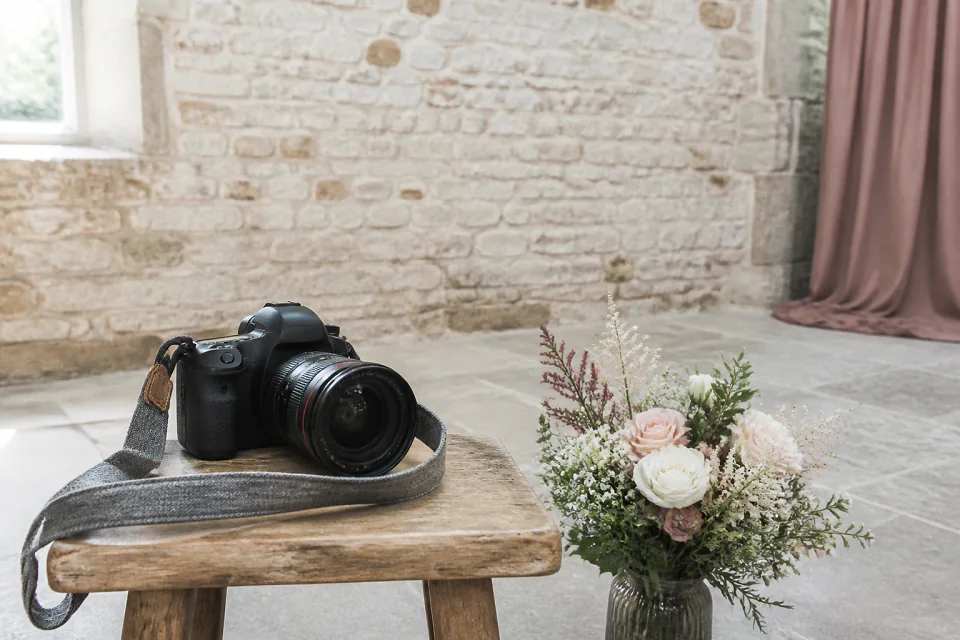 Appareil photo et accessoires de reportage de mariage — illustration générée par IA