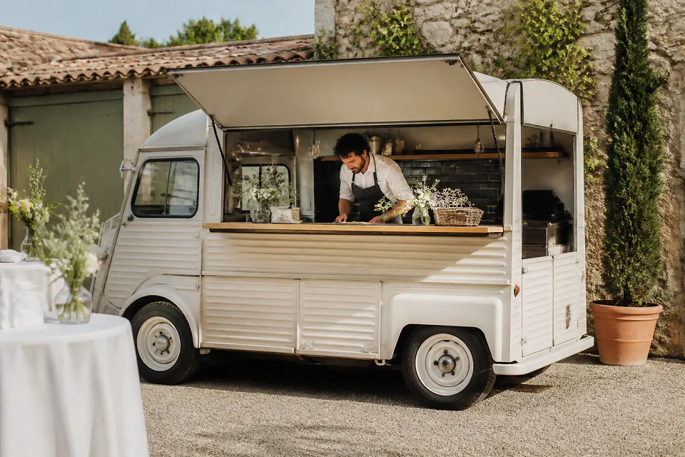 Service mobile de restauration pour une réception — illustration générée par IA