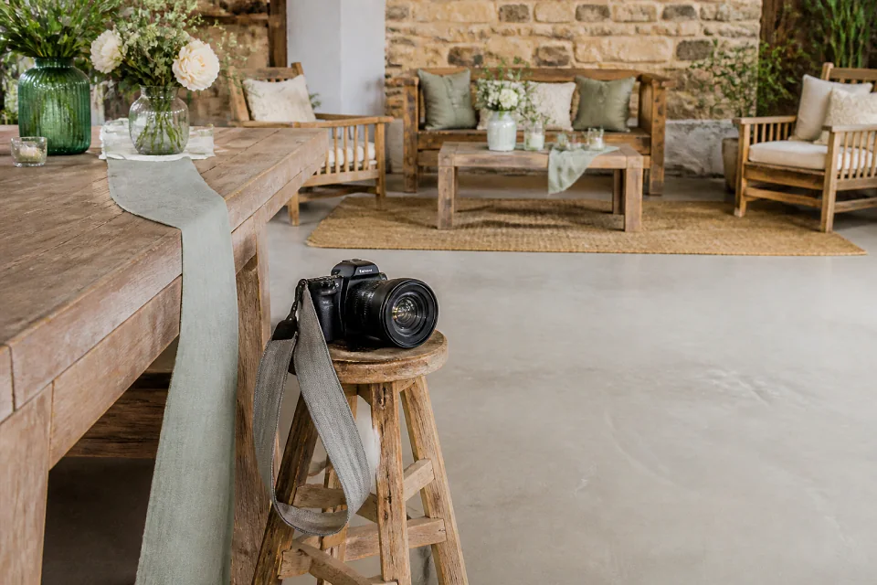 Appareil photo et accessoires de reportage de mariage — illustration générée par IA