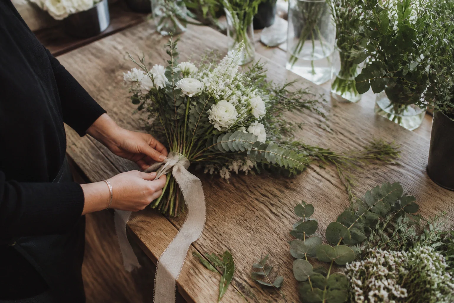 Préparation florale pour un mariage — illustration générée par IA