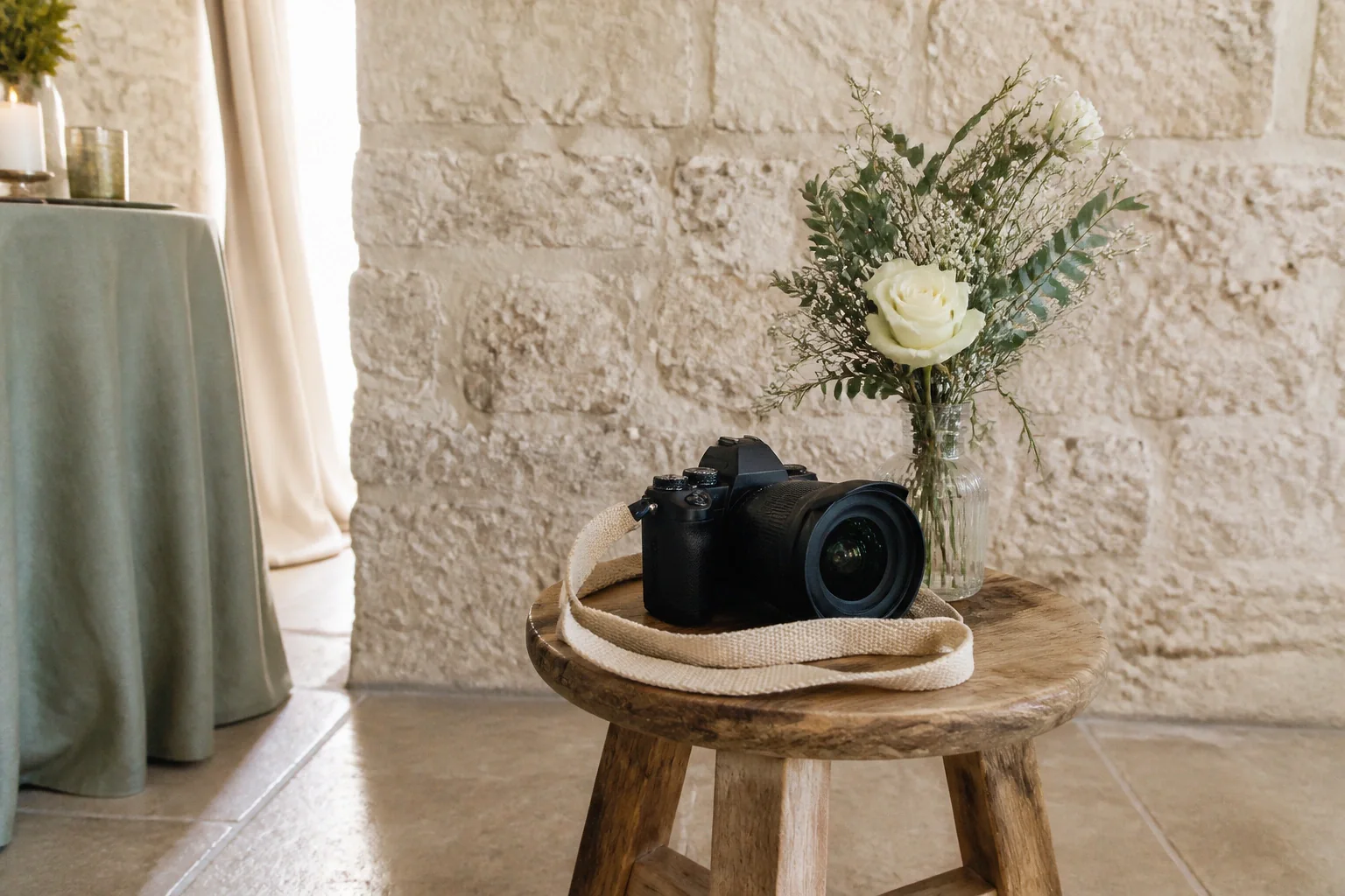 Appareil photo et accessoires de reportage de mariage — illustration générée par IA