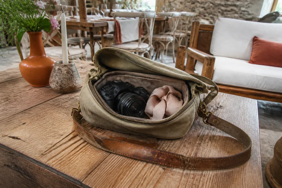Appareil photo et accessoires de reportage de mariage — illustration générée par IA