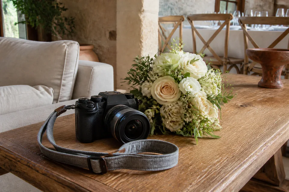 Appareil photo et accessoires de reportage de mariage — illustration générée par IA