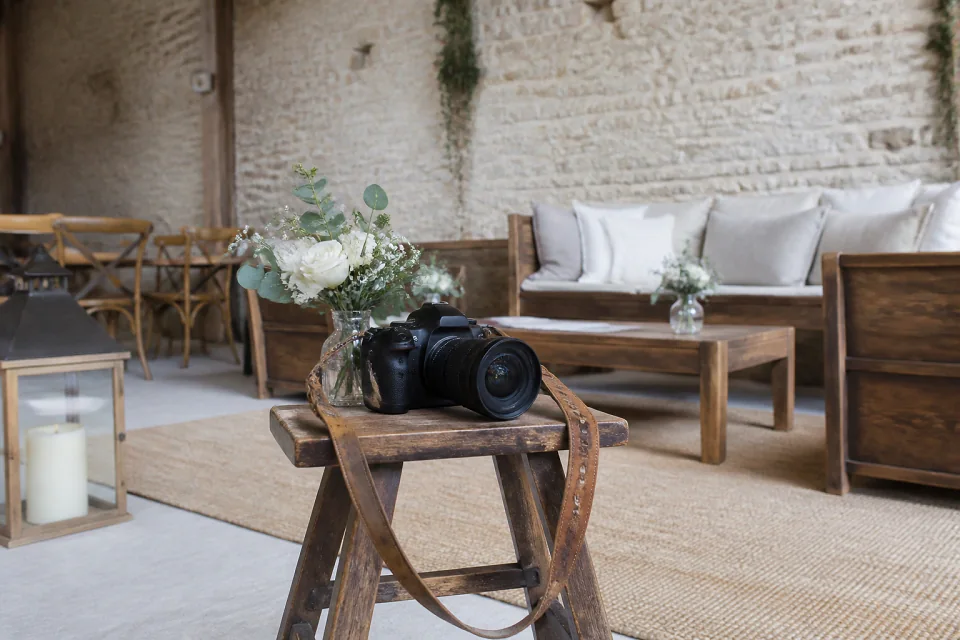 Appareil photo et accessoires de reportage de mariage — illustration générée par IA