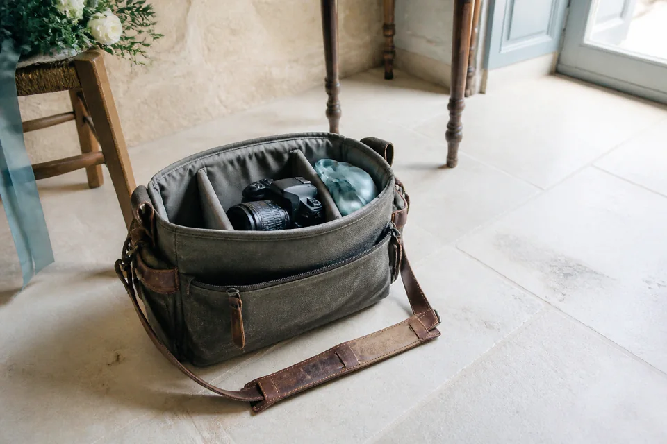 Appareil photo et accessoires de reportage de mariage — illustration générée par IA