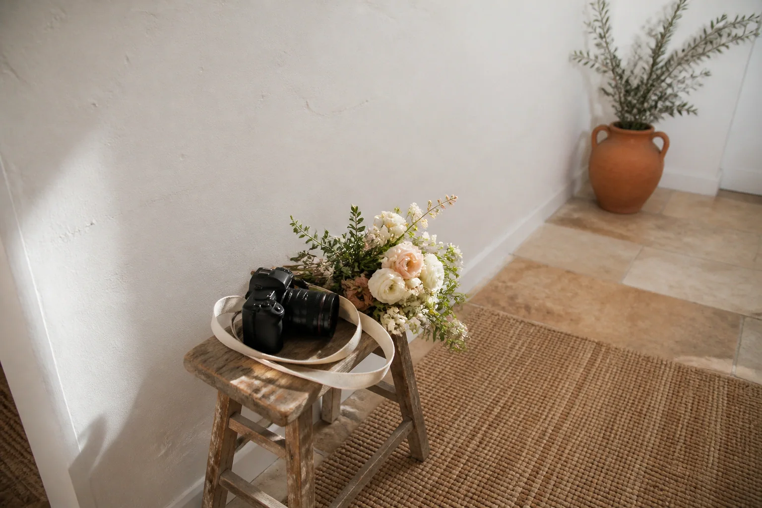 Appareil photo et accessoires de reportage de mariage — illustration générée par IA