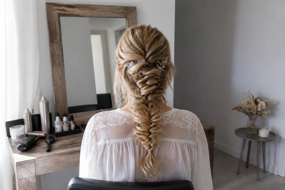 Coiffure de cérémonie vue pendant la préparation — illustration générée par IA