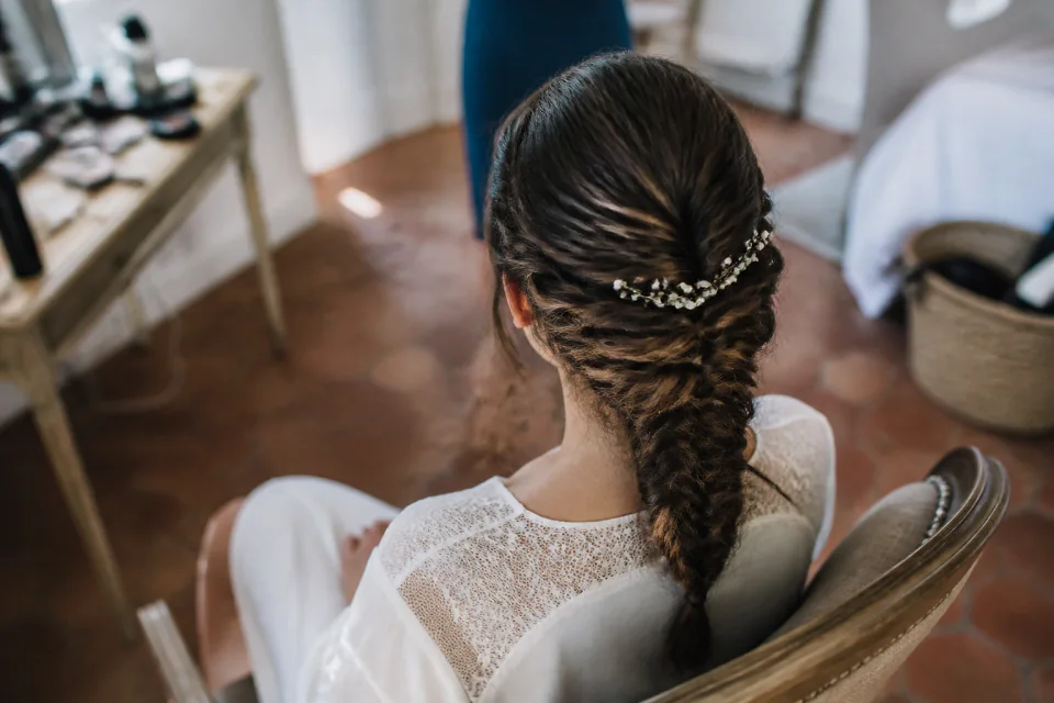 Coiffure de cérémonie vue pendant la préparation — illustration générée par IA