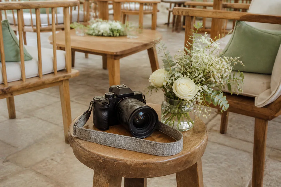 Appareil photo et accessoires de reportage de mariage — illustration générée par IA
