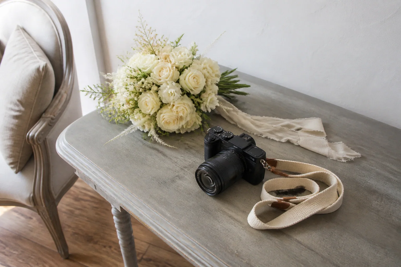 Appareil photo et accessoires de reportage de mariage — illustration générée par IA