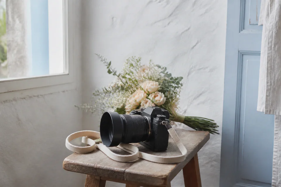 Appareil photo et accessoires de reportage de mariage — illustration générée par IA