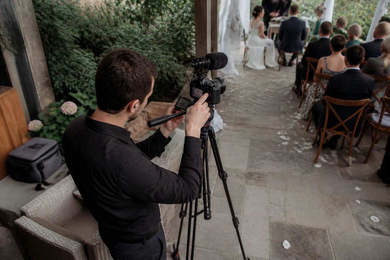 Matériel de tournage pour un film de mariage — illustration générée par IA
