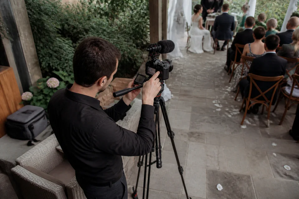 Matériel de tournage pour un film de mariage — illustration générée par IA