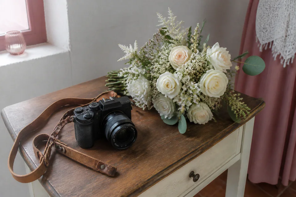 Appareil photo et accessoires de reportage de mariage — illustration générée par IA
