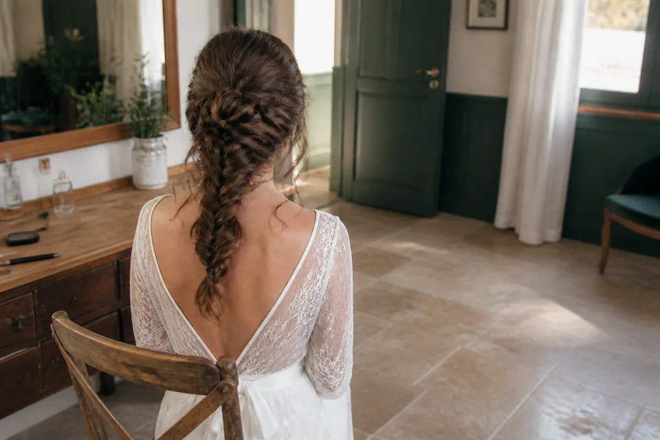 Coiffure de cérémonie vue pendant la préparation — illustration générée par IA