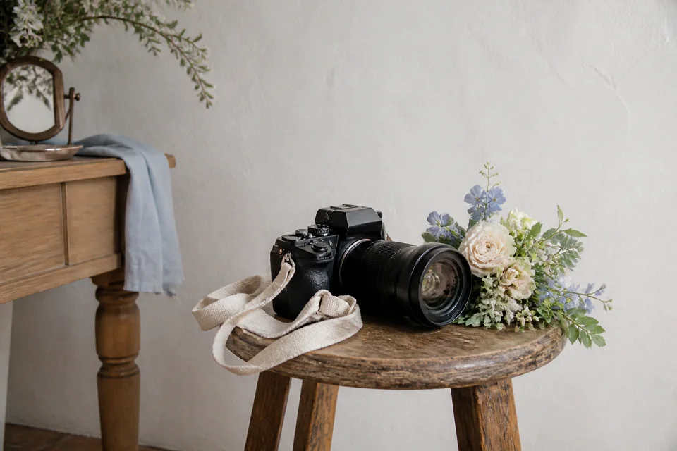 Appareil photo et accessoires de reportage de mariage — illustration générée par IA