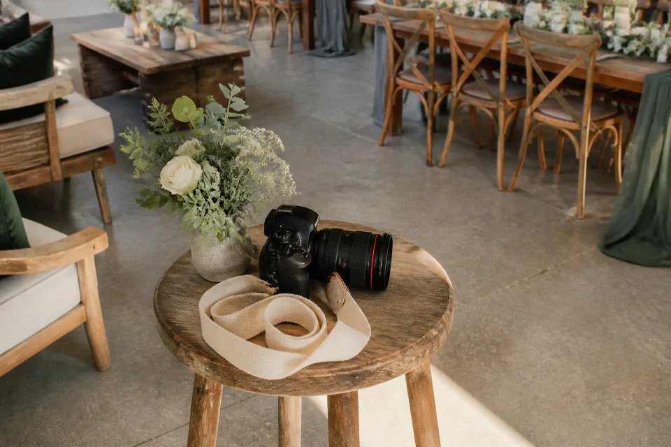 Appareil photo et accessoires de reportage de mariage — illustration générée par IA