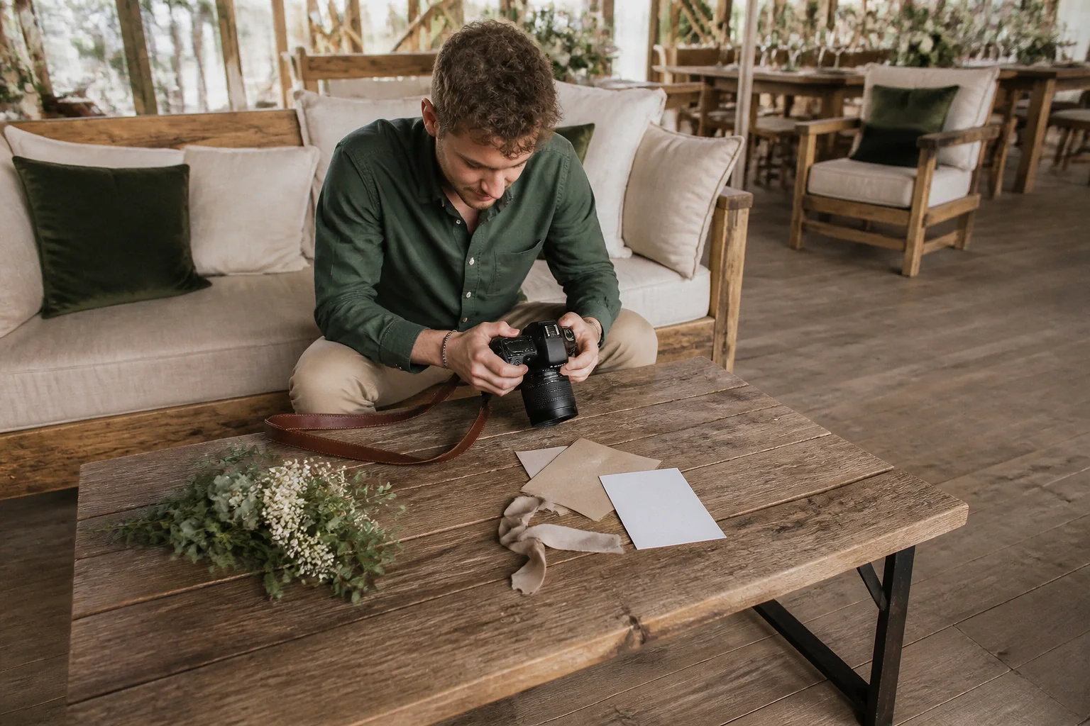 Appareil photo et accessoires de reportage de mariage — illustration générée par IA