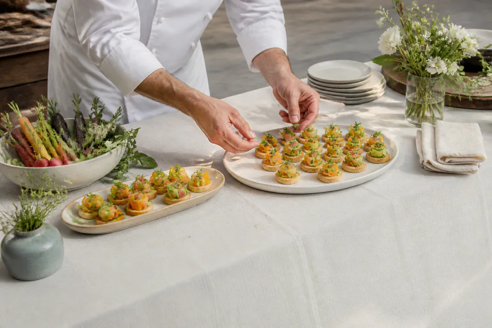 Préparations salées pour un cocktail de mariage — illustration générée par IA