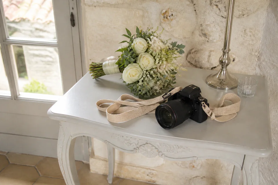 Appareil photo et accessoires de reportage de mariage — illustration générée par IA