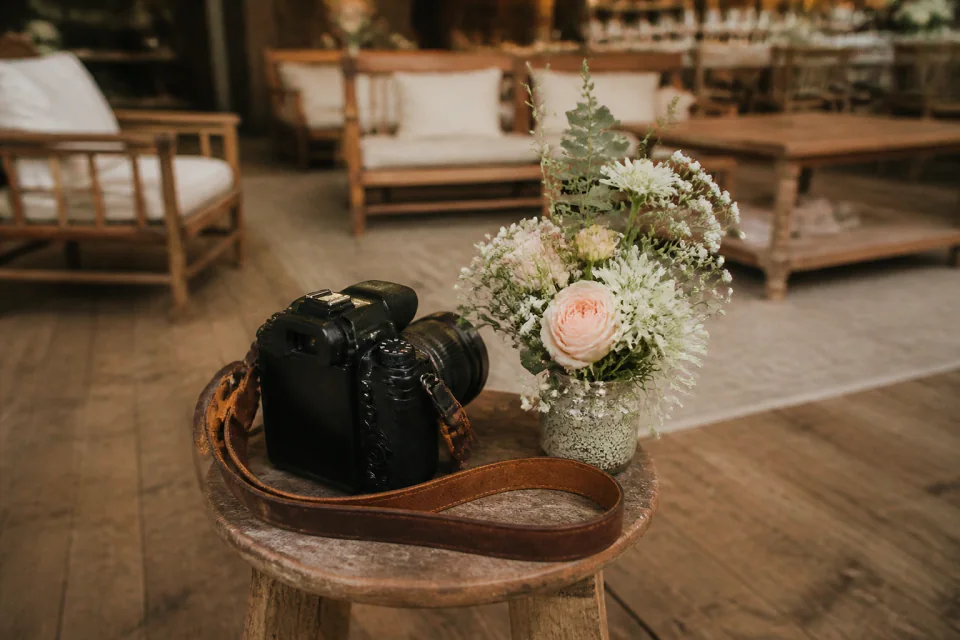 Appareil photo et accessoires de reportage de mariage — illustration générée par IA