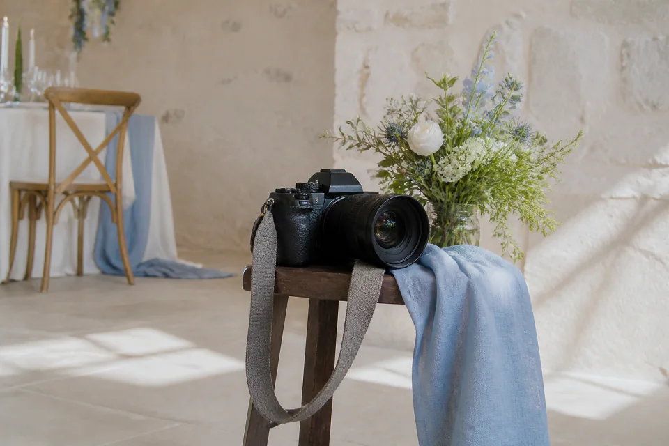 Appareil photo et accessoires de reportage de mariage — illustration générée par IA