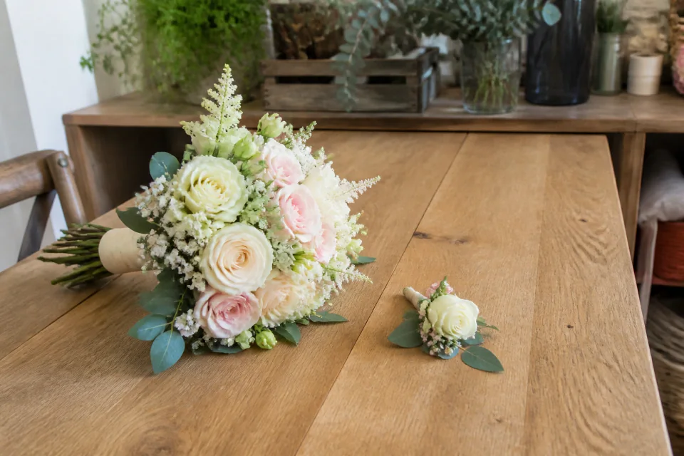 Préparation florale pour un mariage — illustration générée par IA