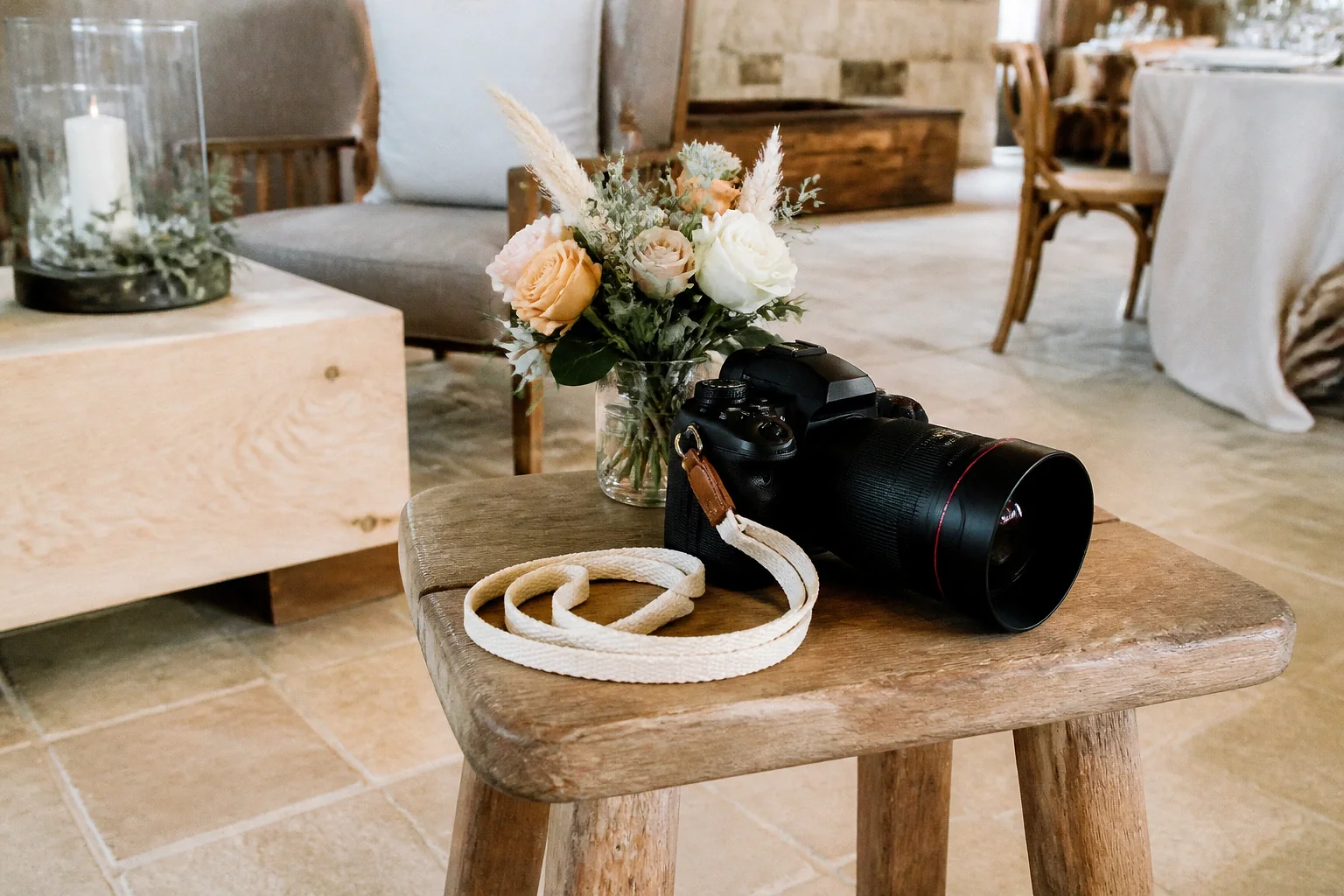 Appareil photo et accessoires de reportage de mariage — illustration générée par IA