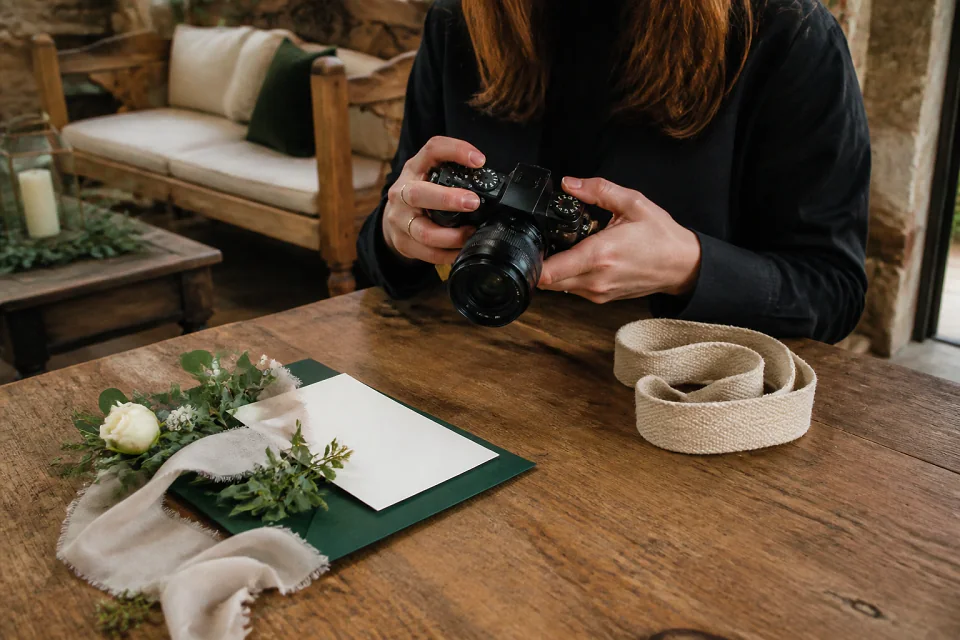 Appareil photo et accessoires de reportage de mariage — illustration générée par IA