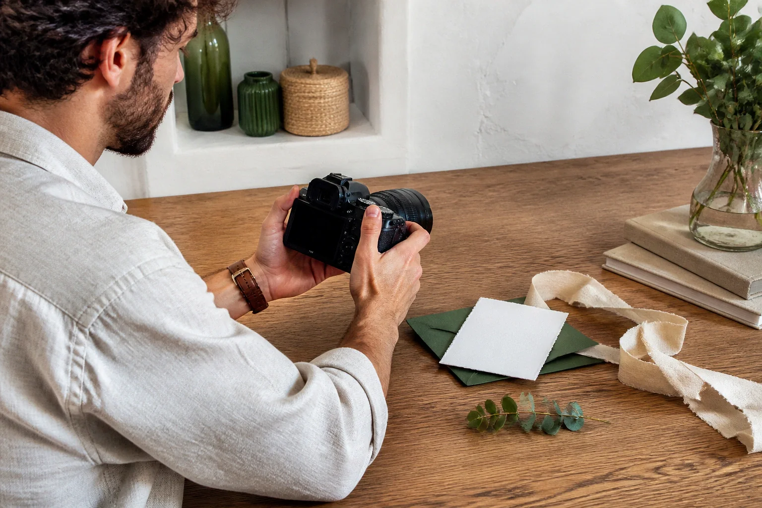 Appareil photo et accessoires de reportage de mariage — illustration générée par IA