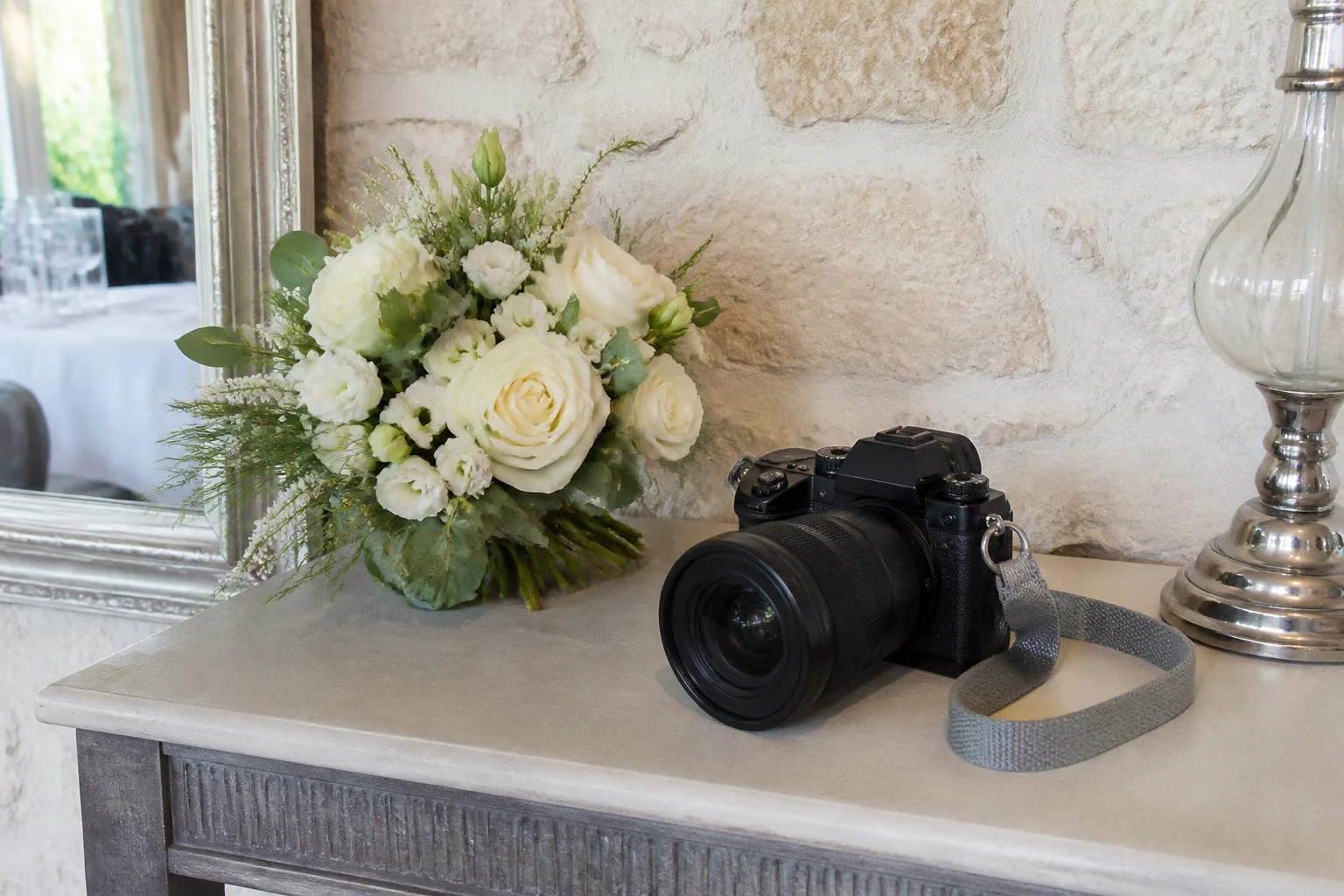 Appareil photo et accessoires de reportage de mariage — illustration générée par IA