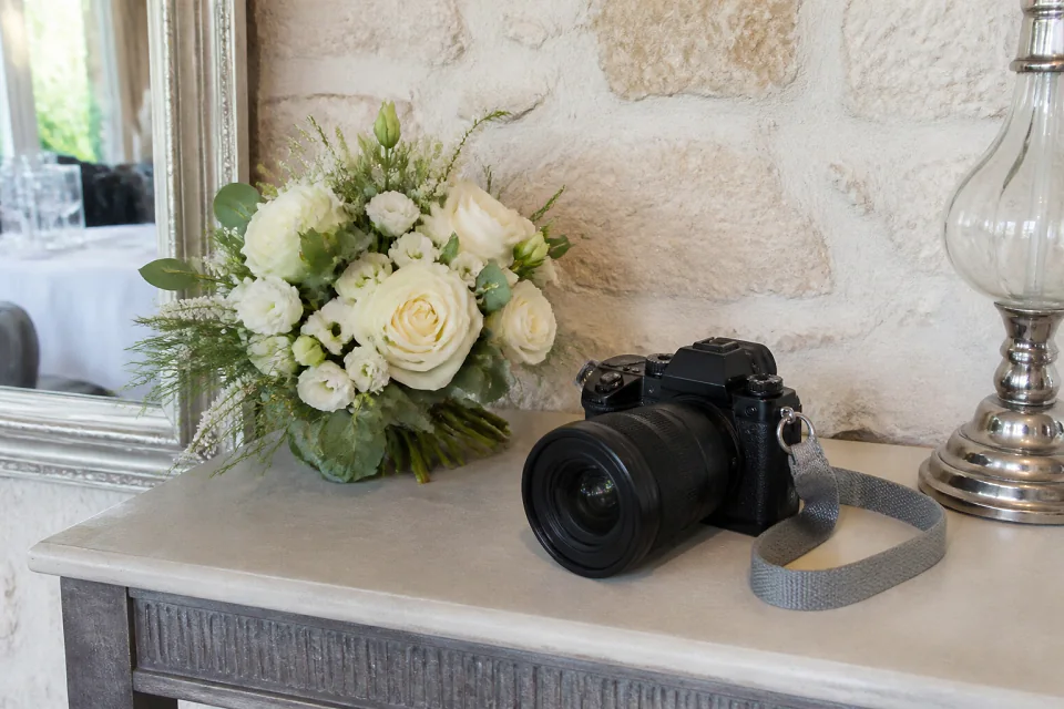 Appareil photo et accessoires de reportage de mariage — illustration générée par IA