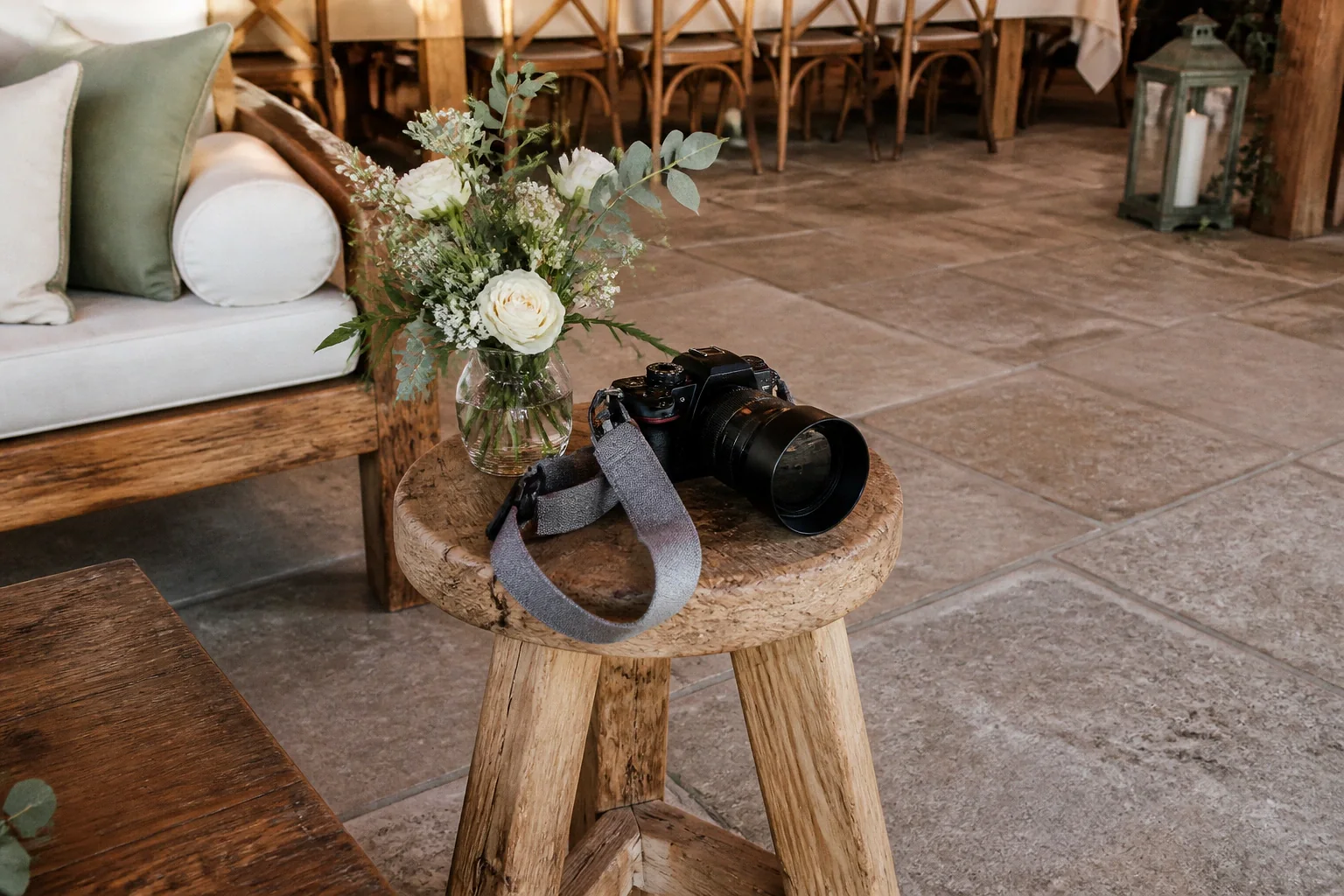 Appareil photo et accessoires de reportage de mariage — illustration générée par IA