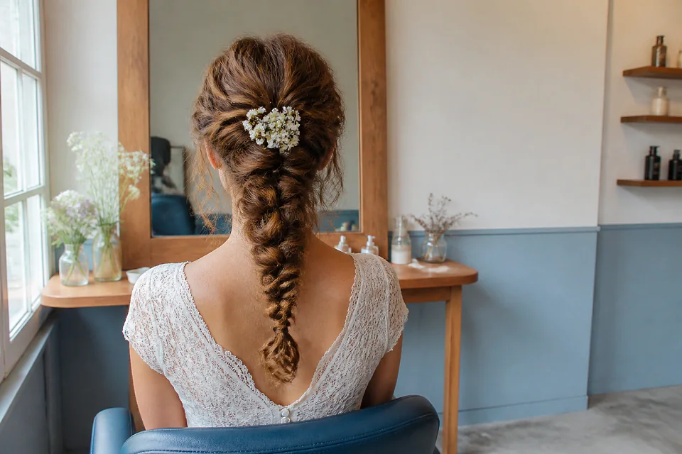 Coiffure de cérémonie vue pendant la préparation — illustration générée par IA