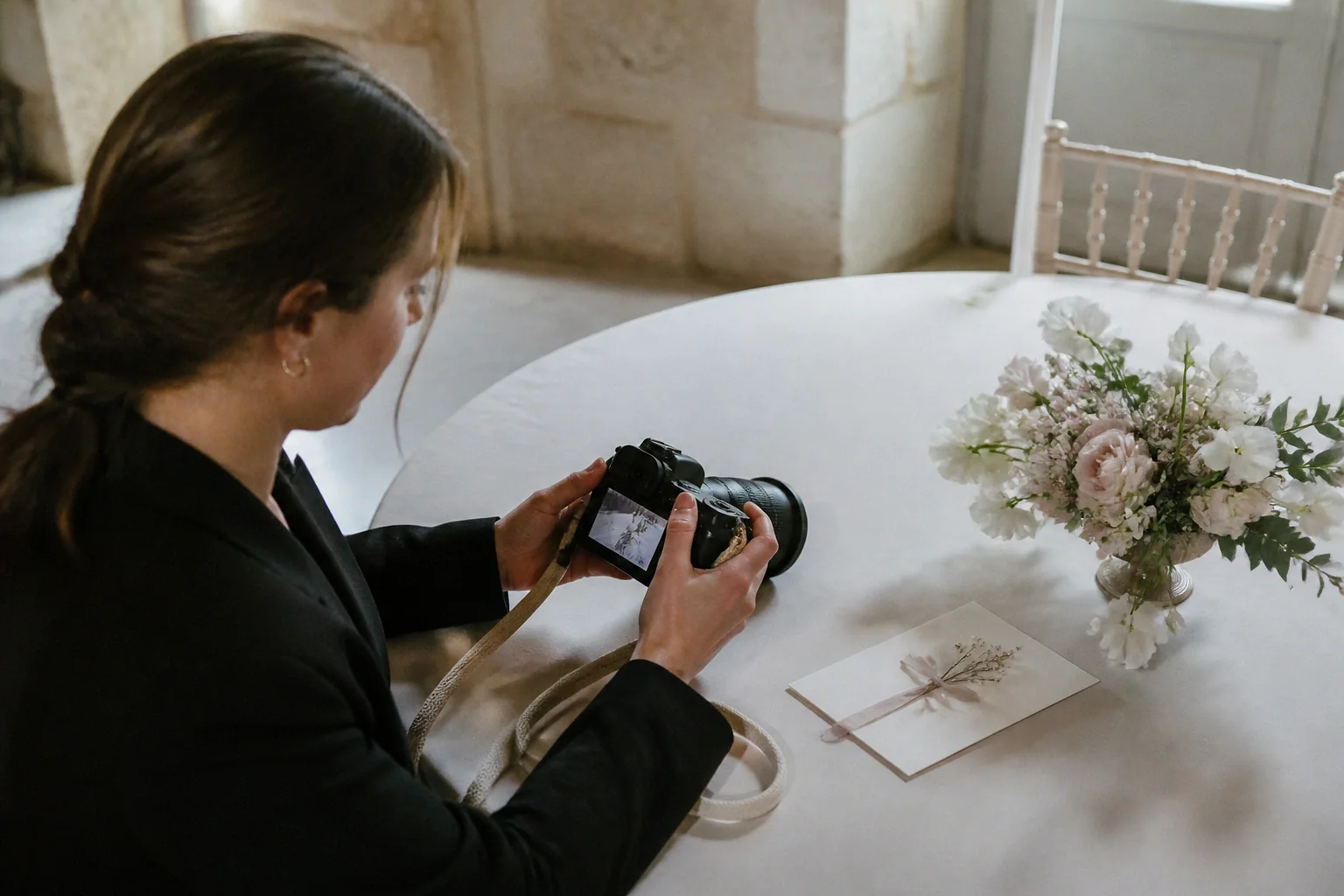 Appareil photo et accessoires de reportage de mariage — illustration générée par IA