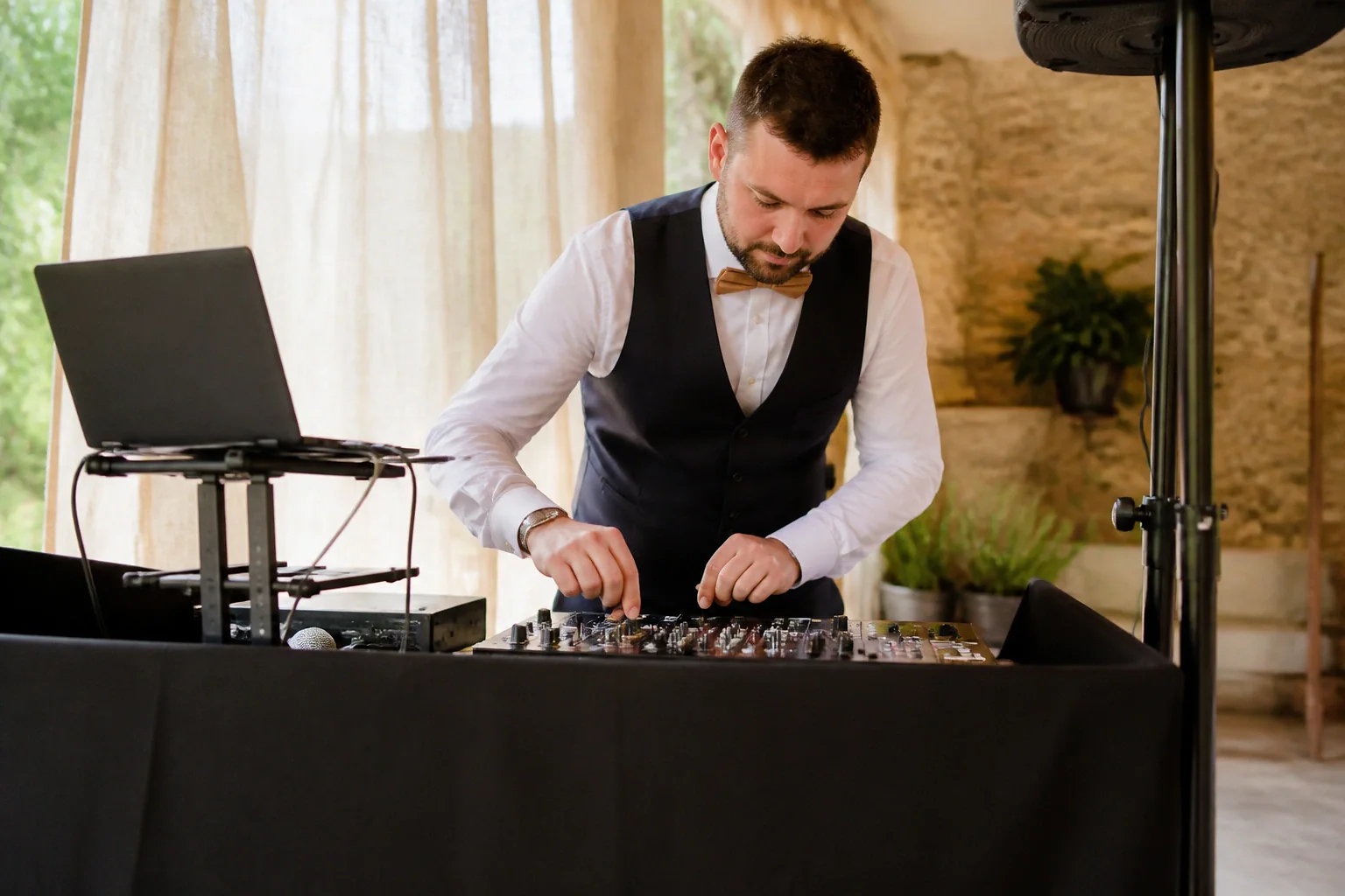 Préparation musicale d’une soirée de mariage — illustration générée par IA