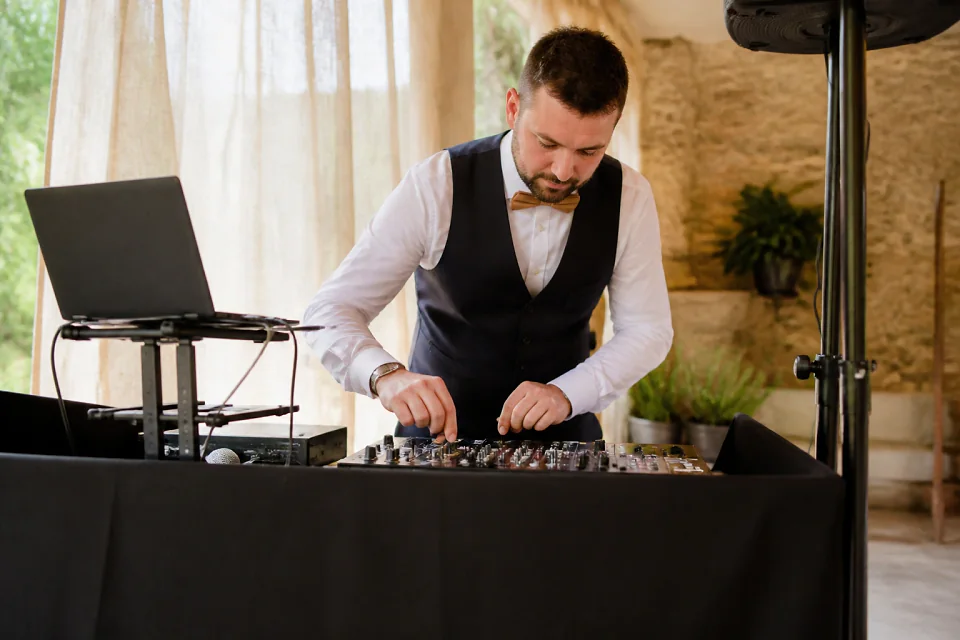 Préparation musicale d’une soirée de mariage — illustration générée par IA