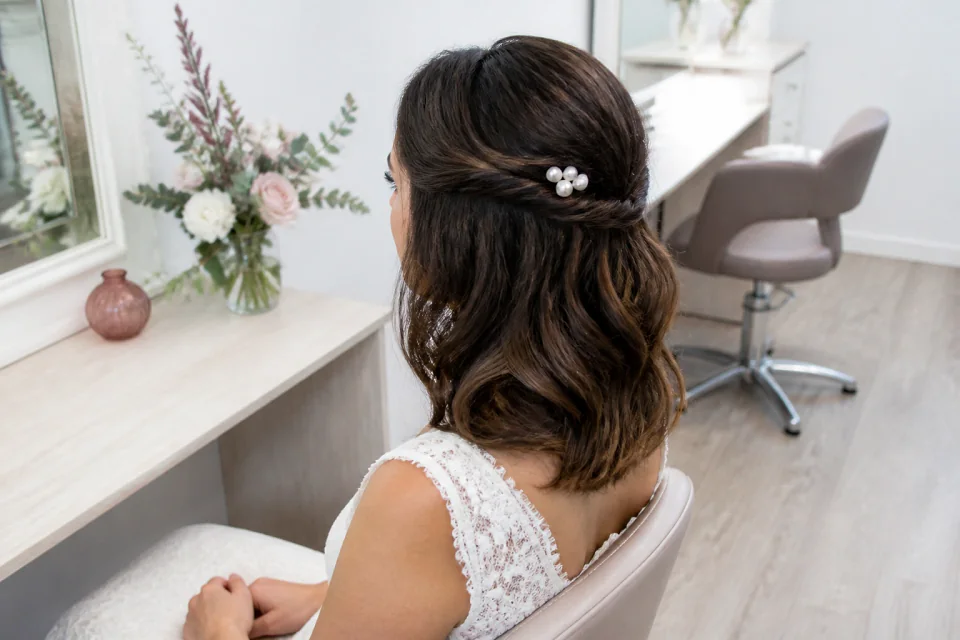Coiffure de cérémonie vue pendant la préparation — illustration générée par IA