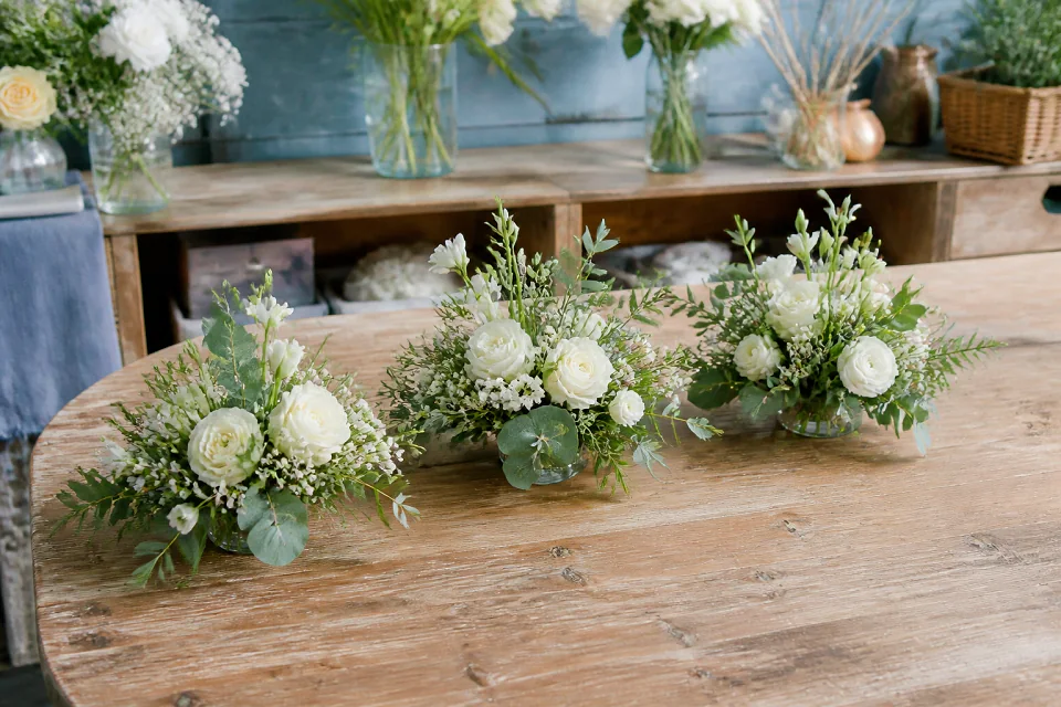 Préparation florale pour un mariage — illustration générée par IA